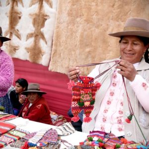 700 artesanas de Lima y Cusco están dejando atrás la pobreza y conquistan nuevos mercados con su arte