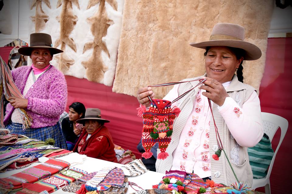 700 artesanas de Lima y Cusco están dejando atrás la pobreza y conquistan nuevos mercados con su arte