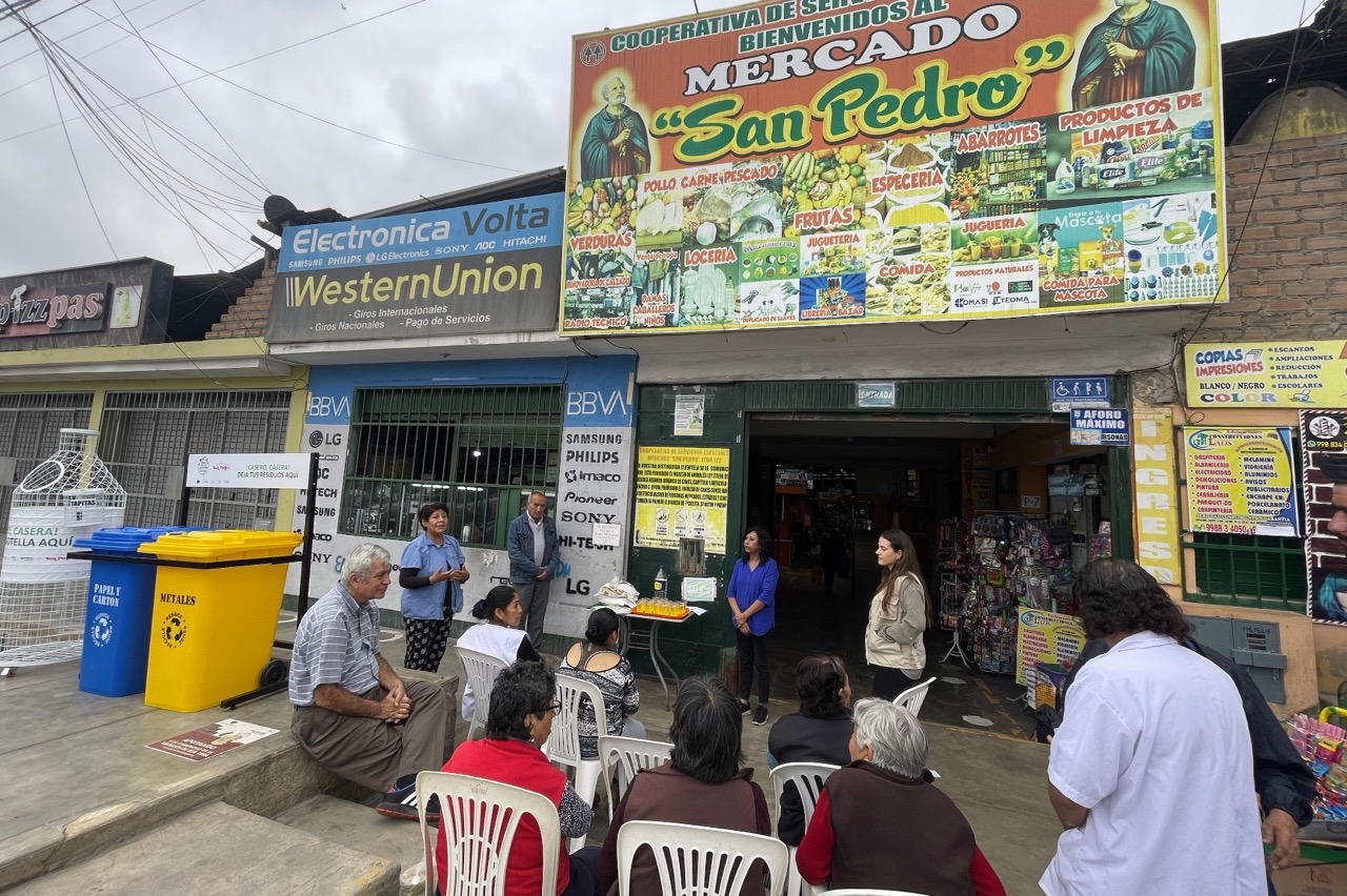 Evento de entrega de contenedores de reciclaje en la entrada del mercado San Pedro