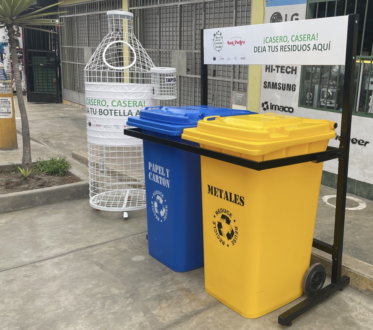 Contenedores de reciclaje mercado San Pedro en Villa El Salvador