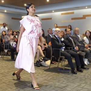 Evento de cierre de programa Activa, Crece y Progresa, destacando el talento de la mujer emprendedora peruana en la industria textil