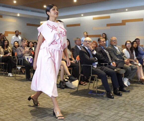 Evento de cierre de programa Activa, Crece y Progresa, destacando el talento de la mujer emprendedora peruana en la industria textil